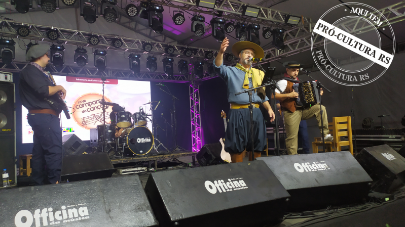 Um grupo de música nativista se apresenta no palco da Comparsa da Canção Nativa