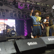 Um grupo de música nativista se apresenta no palco da Comparsa da Canção Nativa