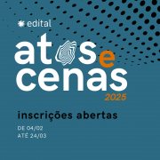 No canto superior esquerdo, há um pequeno asterisco seguido da palavra "edital" em letras brancas. Abaixo, o título "atos e cenas" está centralizado e ocupa grande parte da imagem, com as palavras em branco, exceto a letra "e", que está em laranja. Dentro da letra "o" de "atos", há um detalhe gráfico que lembra um desenho topográfico em branco e azul. Abaixo do título, o ano "2025" está escrito em laranja. No centro inferior, o texto "inscrições abertas" está em preto, com fonte em negrito. Logo abaixo, há duas informações em branco: "DE 04/02 ATÉ 24/03" à esquerda. O fundo da imagem é azul escuro com um padrão de pequenos círculos pretos concentrados no topo e dispersando-se em direção ao centro. No canto direito, há uma grande ilustração estilizada do rosto de uma escultura clássica, composta por linhas onduladas em preto e branco, com um contorno laranja ao redor.