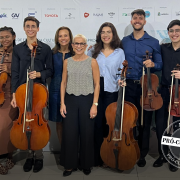 Secretária Beatriz Araujo ao lado de jovens músicos