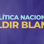 Sobre fundo azul, o nome "Política Nacional Aldir Blanc", em letras maiúsculas, em azul e amarelo