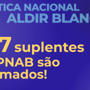 Sobre fundo azul, há os textos "Política Nacional Aldir Blanc" e "107 suplentes da PNAB são chamados!"