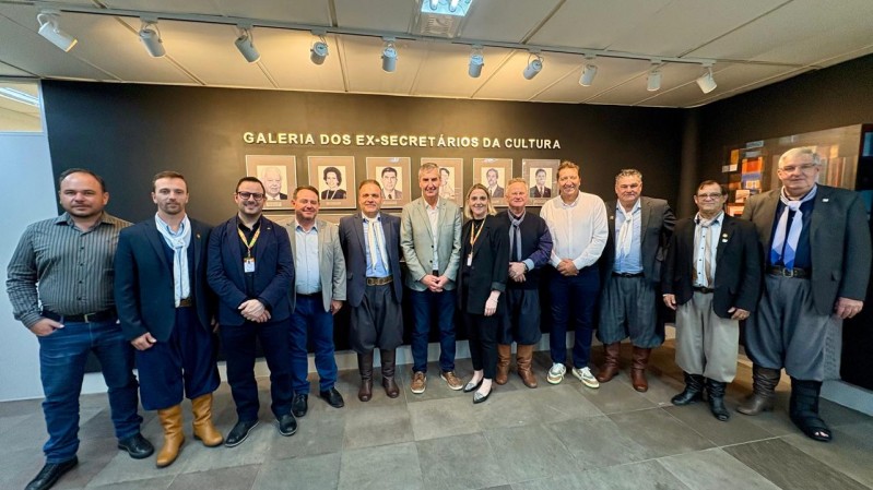 Foto dos participantes da reunião perfilados.