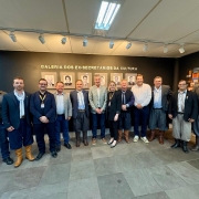 Foto dos participantes da reunião perfilados. 