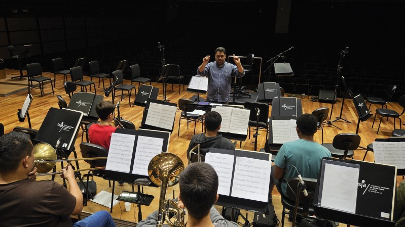Orquestra de Sopros da Escola da Ospa ensaia sob regência de Wilthon Matos