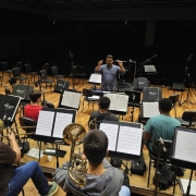 Orquestra de Sopros da Escola da Ospa ensaia sob regência de Wilthon Matos 