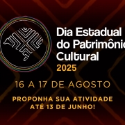 Imagem com fundo preto e elementos gráficos em vermelho. Centralizado no topo aparece o logo do Dia Estadual do Patrimônio Cultural 2025. Abaixo, em letras amarelas está a data do evento "16 a 17 de agosto". Mais abaixo, está a chamada: "Proponha sua atividade até 13 de junho!". 