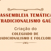 Imagem com fundo bege e linhas retas nos cantos superior esquerdo e inferior direito e linhas pontilhadas circulares nos cantos superior direito e inferior esquerdo. No topo, centralizado está o título: "Assembleia temática do tradicionalismo gaúcho". Logo abaixo aparece o texto "Criação do Colegiado de Tradicionalismo e Folclore".