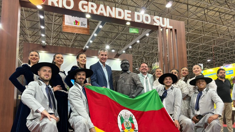 Secretário Eduardo Loureiro junto a um grupo tradicionalista na Expotchê