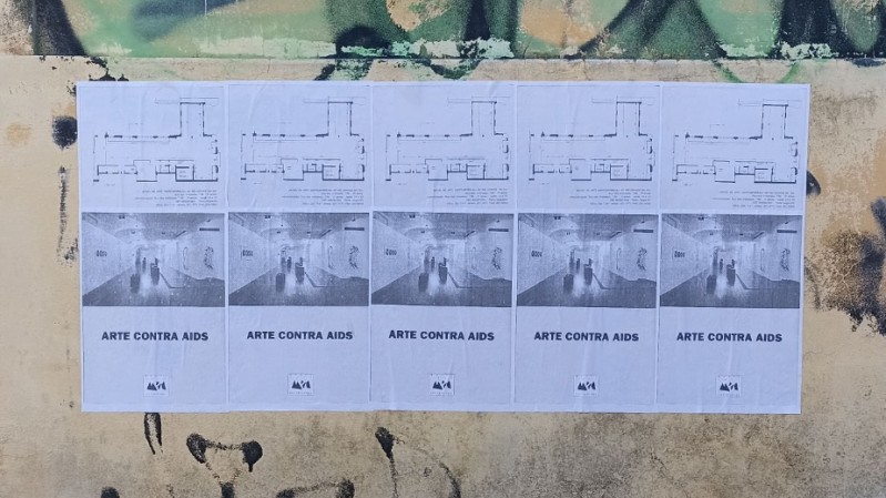Cartazes colados lado a lado em uma parede externa de aparência envelhecida e pichada. Os cartazes estão organizados em duas fileiras horizontais. A fileira superior mostra uma planta baixa de um espaço expositivo, e a fileira inferior exibe uma fotografia em preto e branco de uma galeria com obras de arte, acompanhada do texto “ARTE CONTRA AIDS” centralizado abaixo da imagem. No canto inferior de cada cartaz há o logotipo do MACRS (Museu de Arte Contemporânea do Rio Grande do Sul).