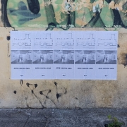 Cartazes colados lado a lado em uma parede externa de aparência envelhecida e pichada. Os cartazes estão organizados em duas fileiras horizontais. A fileira superior mostra uma planta baixa de um espaço expositivo, e a fileira inferior exibe uma fotografia em preto e branco de uma galeria com obras de arte, acompanhada do texto “ARTE CONTRA AIDS” centralizado abaixo da imagem. No canto inferior de cada cartaz há o logotipo do MACRS (Museu de Arte Contemporânea do Rio Grande do Sul).