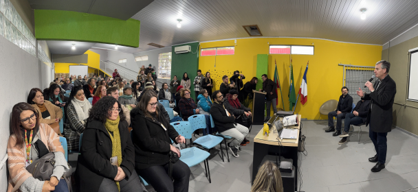 Secretário Eduardo Loureiro fala aos professores no projeto Autor Presente