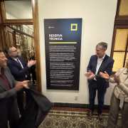 Foto do descerramento da placa de inauguração da reserva técnica
