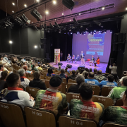 O secretário da Cultura, Eduardo Loureiro (em pé), participou da assembleia