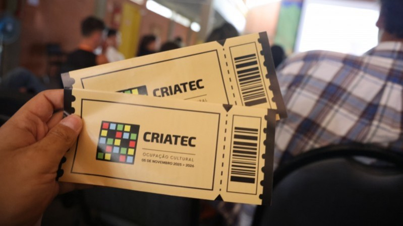 M&atilde;o segura ingressos com logo da CRIATEC