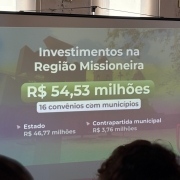 Imagem mostra slide com a informação: "Investimentos na região Missioneira", centralizado no topo. Logo abaixo, destaca "R$ 54,53 milhões" e "16 convênios com municípios". Mais abaixo aparece a informação "Estado R$ 46,77 milhões" ao lado de "Contrapartida municipal R$ 3,76 milhões".