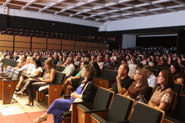 Plateia assiste a uma palestra do Fórum