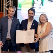 Da esquerda para a direita, Secretário Eduardo Loureiro, o governador Eduardo Leite e a professora Cristina Bohn Martins