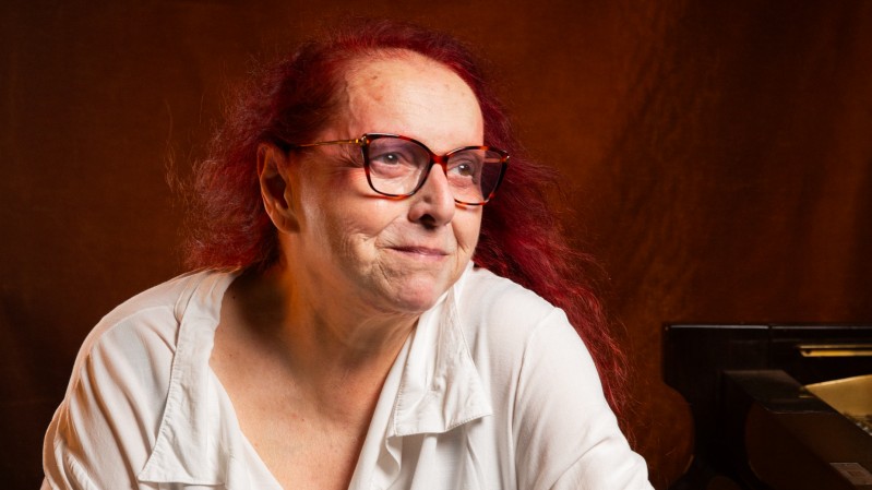 Cida Moreira sentada ao piano