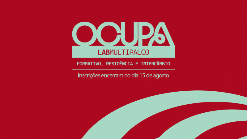 O cartaz apresenta um fundo vermelho vibrante que contrasta com formas curvas em azul turquesa, criando uma sensa&ccedil;&atilde;o de movimento e energia. No centro, em destaque, est&aacute; o t&iacute;tulo &ldquo;OCUPA LAB MULTIPALCO&rdquo; escrito em uma tipografia estilizada e marcante. Logo abaixo, aparecem informa&ccedil;&otilde;es complementares sobre o car&aacute;ter formativo, de resid&ecirc;ncia e interc&acirc;mbio do projeto, seguidas do aviso de que as inscri&ccedil;&otilde;es se encerram no dia 15 de agosto. A composi&ccedil;&atilde;o transmite dinamismo e urg&ecirc;ncia, convidando o p&uacute;blico a participar de uma iniciativa cultural e colaborativa.