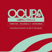 O cartaz apresenta um fundo vermelho vibrante que contrasta com formas curvas em azul turquesa, criando uma sensa&ccedil;&atilde;o de movimento e energia. No centro, em destaque, est&aacute; o t&iacute;tulo &ldquo;OCUPA LAB MULTIPALCO&rdquo; escrito em uma tipografia estilizada e marcante. Logo abaixo, aparecem informa&ccedil;&otilde;es complementares sobre o car&aacute;ter formativo, de resid&ecirc;ncia e interc&acirc;mbio do projeto, seguidas do aviso de que as inscri&ccedil;&otilde;es se encerram no dia 15 de agosto. A composi&ccedil;&atilde;o transmite dinamismo e urg&ecirc;ncia, convidando o p&uacute;blico a participar de uma iniciativa cultural e colaborativa.