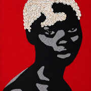 Obra artística em fundo vermelho intenso apresenta o retrato de uma pessoa em perfil de três quartos, voltada levemente para a direita. A figura é construída com recortes e aplicações de materiais diversos sobre uma silhueta preta. Os cabelos são formados por numerosas conchas claras organizadas lado a lado, enquanto traços do rosto, pescoço e ombro são desenhados com pequenos grãos claros. O forte contraste entre o vermelho do fundo, o preto da silhueta e os elementos brancos cria uma composição marcante e gráfica.