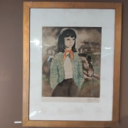 Fotografia de uma obra emoldurada pendurada em uma parede de tom marrom. A imagem retrata uma pessoa jovem de cabelos escuros usando uma peça clara no pescoço e uma roupa em tons suaves de verde e branco. Ao fundo, surgem animais distribuídos em uma paisagem nebulosa, incluindo um animal em primeiro plano próximo à figura retratada. A obra está protegida por vidro e cercada por uma moldura dourada de formato retangular, destacando-se sobre a parede uniforme da galeria.