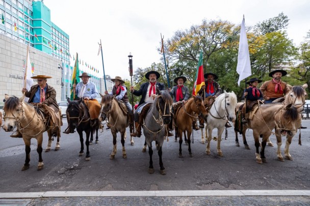  Os cavalarianos saíram do CTG Estância da Azenha, no bairro Praia de Belas