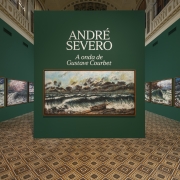 Foto da exposi&ccedil;&atilde;o "Andr&eacute; Severo - A onda de Gustave Courbet"