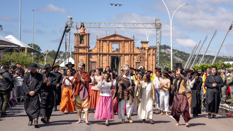 O desfile contou com uma encena&ccedil;&atilde;o tem&aacute;tica em celebra&ccedil;&atilde;o aos 400 anos das Miss&otilde;es