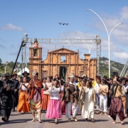 O desfile contou com uma encena&ccedil;&atilde;o tem&aacute;tica em celebra&ccedil;&atilde;o aos 400 anos das Miss&otilde;es