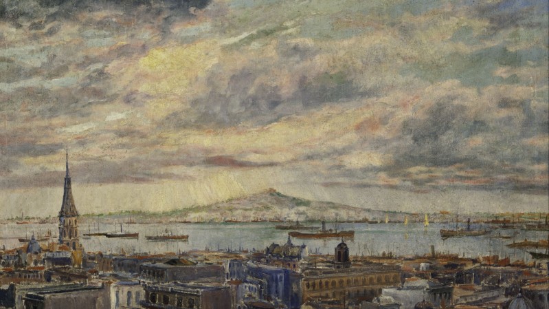 A imagem mostra uma pintura de paisagem urbana &agrave; beira de uma grande extens&atilde;o de &aacute;gua. Em primeiro plano, aparecem edif&iacute;cios antigos e, &agrave; esquerda, uma igreja com uma torre alta e pontiaguda. Ao fundo, h&aacute; barcos sobre a &aacute;gua e uma faixa de terra com uma eleva&ccedil;&atilde;o ao centro. O c&eacute;u ocupa grande parte da composi&ccedil;&atilde;o, com muitas nuvens em tons de cinza, azul, amarelo e marrom, sugerindo um dia nublado. A pintura utiliza pinceladas vis&iacute;veis e cores suaves, criando uma atmosfera hist&oacute;rica e contemplativa.