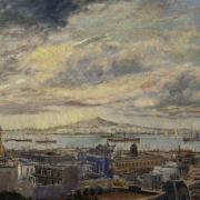 A imagem mostra uma pintura de paisagem urbana &agrave; beira de uma grande extens&atilde;o de &aacute;gua. Em primeiro plano, aparecem edif&iacute;cios antigos e, &agrave; esquerda, uma igreja com uma torre alta e pontiaguda. Ao fundo, h&aacute; barcos sobre a &aacute;gua e uma faixa de terra com uma eleva&ccedil;&atilde;o ao centro. O c&eacute;u ocupa grande parte da composi&ccedil;&atilde;o, com muitas nuvens em tons de cinza, azul, amarelo e marrom, sugerindo um dia nublado. A pintura utiliza pinceladas vis&iacute;veis e cores suaves, criando uma atmosfera hist&oacute;rica e contemplativa.