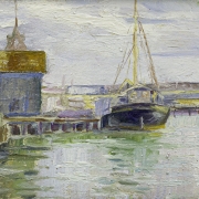 A imagem mostra uma pintura de um ambiente portuário, executada com pinceladas visíveis e textura espessa, características de uma pintura a óleo ou de estilo impressionista. A cena retrata uma área à beira d'água, possivelmente um cais ou pequeno porto. No centro da composição encontra-se uma embarcação atracada, enquanto construções e estruturas portuárias ocupam o lado esquerdo da imagem. Um barco de médio porte está estacionado junto ao cais. O casco é escuro, quase preto, e destaca-se contra a água clara. Dois mastros altos se elevam acima da embarcação, com cabos finos visíveis. À esquerda há um conjunto de construções portuárias. Uma delas apresenta uma fachada azulada com um letreiro retangular amarelado na parte superior. Atrás das edificações observa-se uma estrutura pontiaguda que lembra uma torre ou campanário.