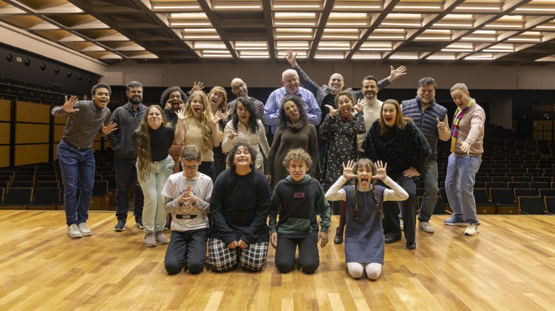 Foto do elenco da &oacute;pera no palco da Casa da Ospa