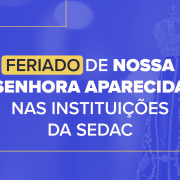 Card institucional com fundo em tons de azul e detalhes gr&aacute;ficos em linhas amarelas distribu&iacute;das nas bordas. &Agrave; direita, em segundo plano e com transpar&ecirc;ncia, aparece a imagem de Nossa Senhora Aparecida usando manto ornamentado e coroa. No centro da arte, em letras grandes brancas e amarelas, est&aacute; a mensagem: &ldquo;Feriado de Nossa Senhora Aparecida nas institui&ccedil;&otilde;es da Sedac&rdquo;. O destaque visual fica para a palavra &ldquo;Feriado&rdquo;, apresentada dentro de uma faixa amarela arredondada. A composi&ccedil;&atilde;o utiliza contraste entre azul, branco e amarelo para comunicar o aviso sobre o feriado religioso.