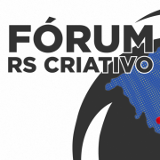 Arte gr&aacute;fica em fundo claro com elementos em preto, azul e vermelho. No canto superior esquerdo, destaca-se o texto &ldquo;F&oacute;rum RS Criativo&rdquo; em letras grandes pretas. Ao centro e &agrave; direita, h&aacute; a silhueta azul do mapa do Rio Grande do Sul preenchida por pequenos pontos amarelos. Sobre o mapa, diversos pontos vermelhos s&atilde;o conectados por linhas vermelhas, formando uma rede que atravessa diferentes regi&otilde;es do estado e sugere integra&ccedil;&atilde;o, colabora&ccedil;&atilde;o e compartilhamento de informa&ccedil;&otilde;es. Ao fundo, grandes arcos pretos curvos envolvem parcialmente a composi&ccedil;&atilde;o, criando profundidade visual e refor&ccedil;ando a ideia de conex&atilde;o entre territ&oacute;rios e agentes da economia criativa.