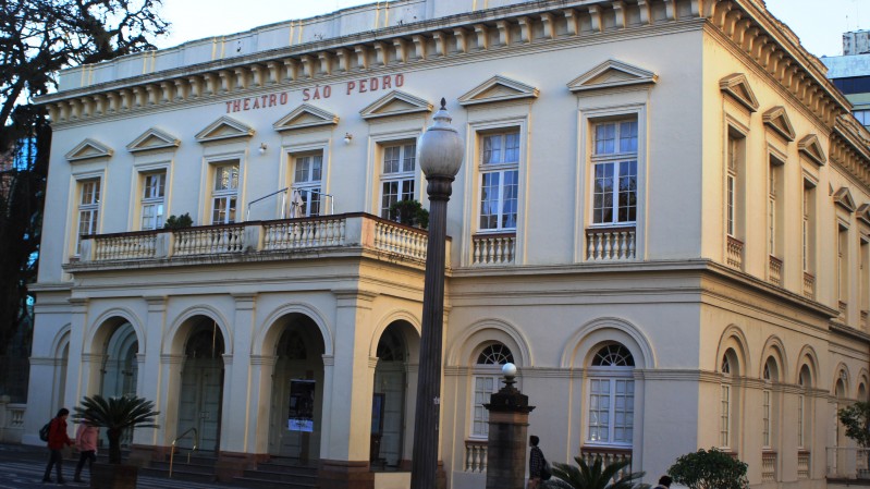 O Theatro São Pedro, em Porto Alegre, foi tombado na década de 80 pelo IPHAE