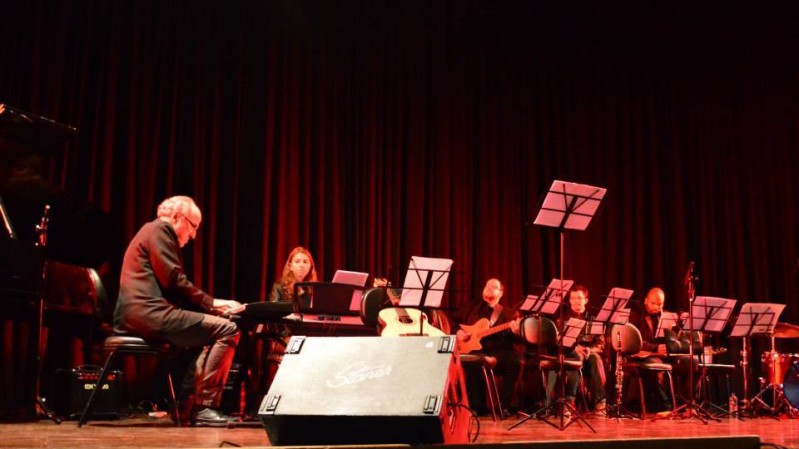 Grupo é composto por aproximadamente 15 alunos de Música (Foto: Divulgação)