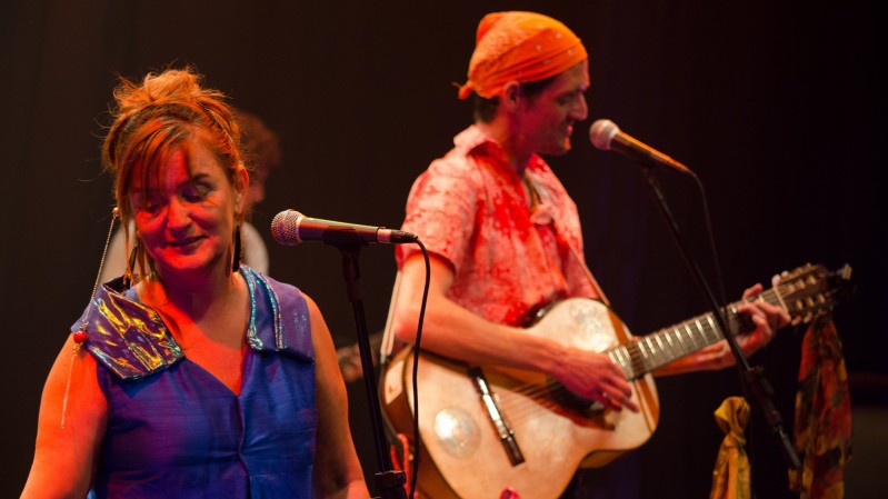 Banda mistura folk e rock e psicodelia com poesias que derivam da prática da meditação – Foto: Fernanda Chemale