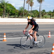 Tamires Vargas, da escola Harmonia de Santa Cruz do Sul, durante aquecimento para prova de ciclismo