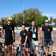 Os ciclistas gaúchos Allan Bazi, Tamires Vargas e Lucas Ramos com o técnico Emerson Netto