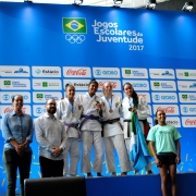 A judoca Maria Nunes recebendo a medalha de bronze na modalidade até 70 kg