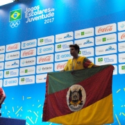 O nadador Antoniel Santos com a sua primeira medalha de bronze, conquistada na modalidade 100m borboleta