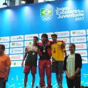 O nadador Antoniel Santos com a sua primeira medalha de bronze, conquistada na modalidade 100m borboleta