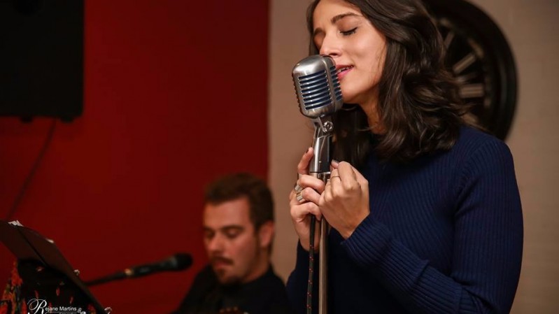 Clássicos do fado português ganham a voz de Julia Machado