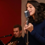 Clássicos do fado português ganham a voz de Julia Machado