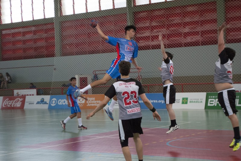 Handebol masculino gaúcho da escola XV de Novembro segue líder do grupo