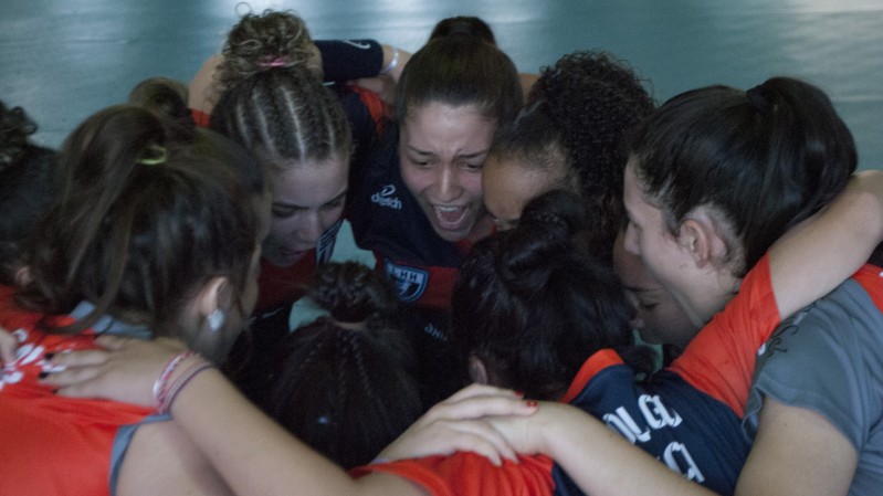 A equipe feminina, do Colégio Gusch de São Leopoldo, disputa o ouro com a delegação de São Paulo