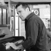O pianista Tonda Pecoits lidera o grupo Tonda y Combo